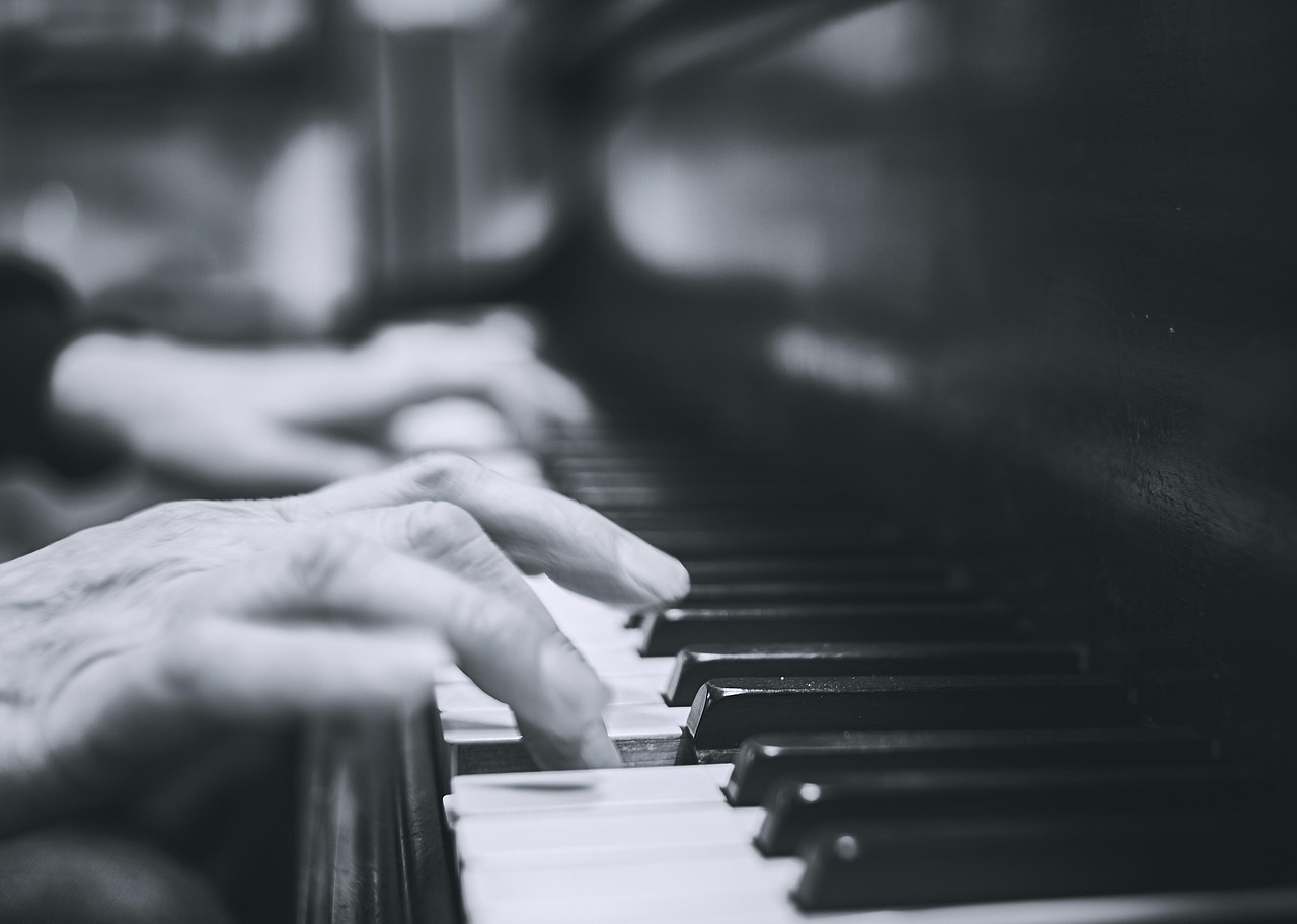 Händer som spelar piano i svartvitt